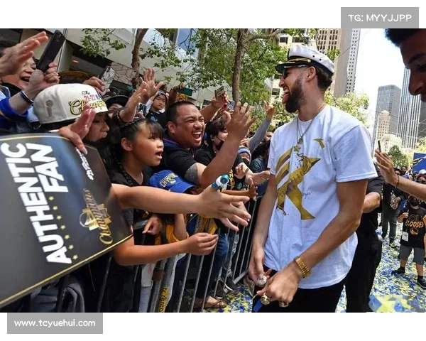 都回来了!球迷晒夺冠游行罕见绿军球衣,吧友们能认出这些球员吗? 都回来了!球迷晒夺冠游行罕见绿军球衣,吧友们能认出这些球员吗?